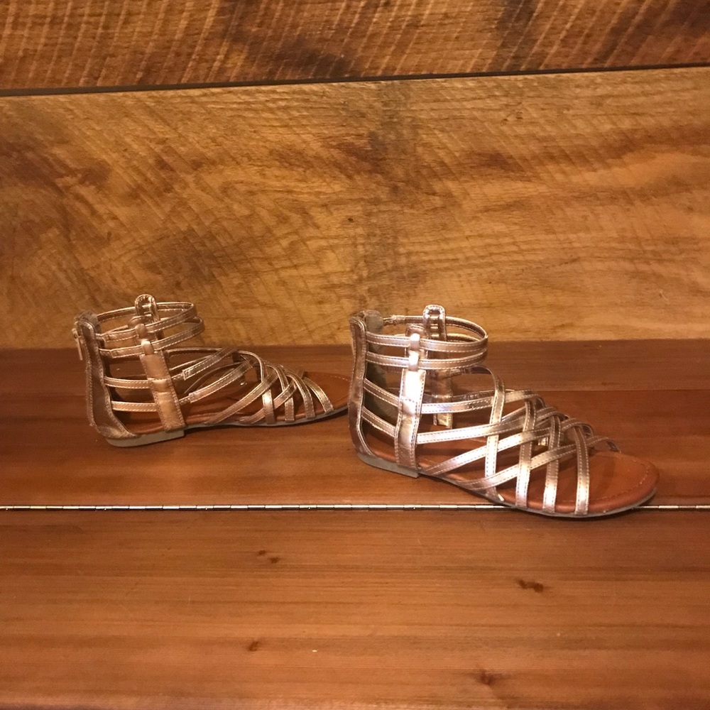 Girl’s gold sandals